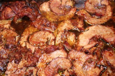 Karışık kızarmış et parçaları.