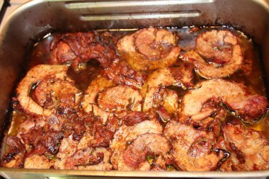 Karışık kızarmış et parçaları.