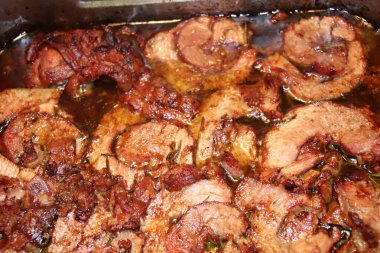 Karışık kızarmış et parçaları.