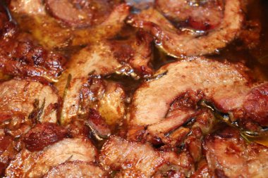 Karışık kızarmış et parçaları.