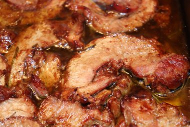 Karışık kızarmış et parçaları.