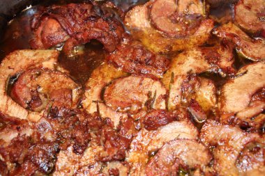 Karışık kızarmış et parçaları.