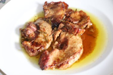 Karışık kızarmış et parçaları.