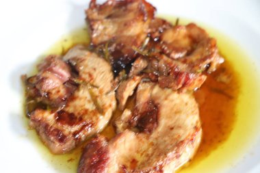 Karışık kızarmış et parçaları.