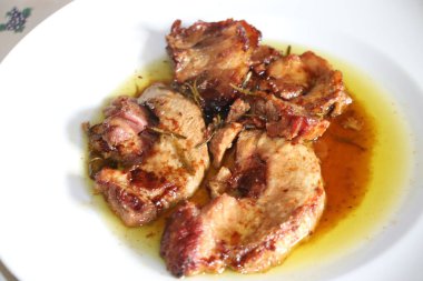 Karışık kızarmış et parçaları.