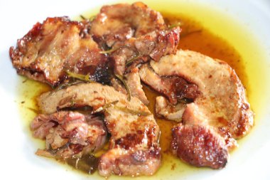 Karışık kızarmış et parçaları.