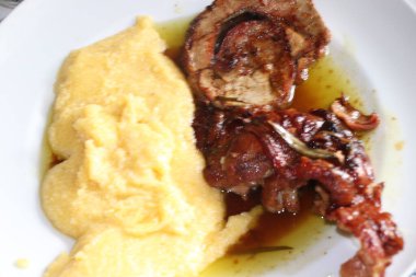 Kavrulmuş et parçaları ve polenta.