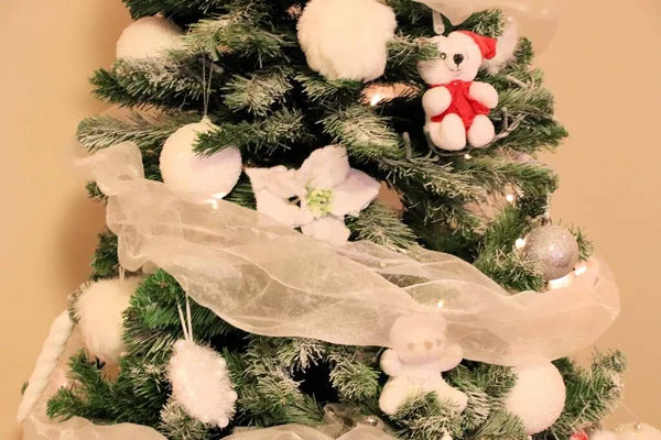 Weihnachtsschmuck Christbaum Mit Weißem Dekor — Stockfoto