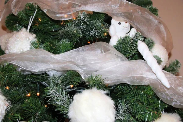 Weihnachtsschmuck Christbaum Mit Weißem Dekor — Stockfoto