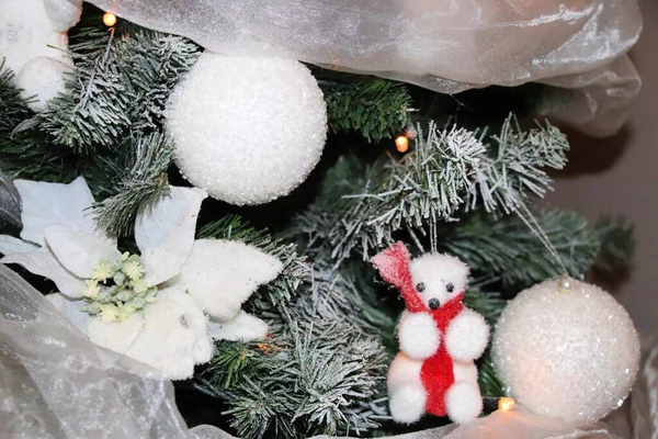 Weihnachtsschmuck Christbaum Mit Weißem Dekor — Stockfoto