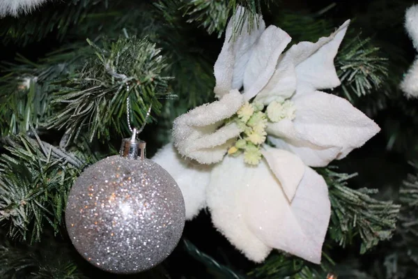 Decoraciones Navidad Árbol Navidad Con Decoraciones Blancas —  Fotos de Stock