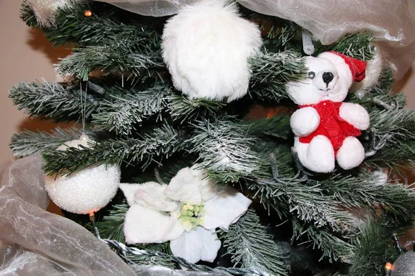 Weihnachtsschmuck Christbaum Mit Weißem Dekor — Stockfoto