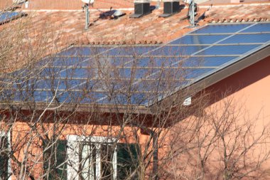 Ev enerjisi için güneş ışınlarını yakalayan iç güneş panelleri