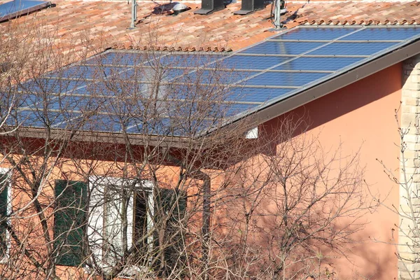 Heimische Sonnenkollektoren Fangen Die Sonnenstrahlen Ein Das Haus Mit Strom — Stockfoto