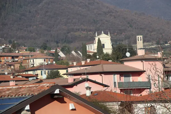Stadsutsikt Med Berg Och Blå Himmel Norra Italien — Stockfoto