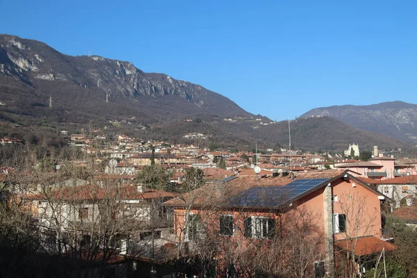 Stadsutsikt Med Berg Och Blå Himmel Norra Italien — Stockfoto