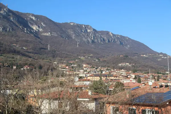 Vista Ciudad Con Montañas Cielo Azul Norte Italia —  Fotos de Stock