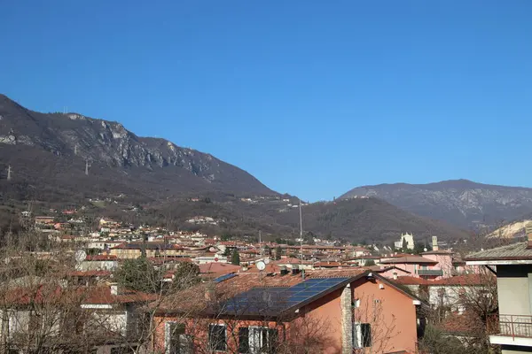 意大利北部有高山蓝天的城镇景观 — 图库照片