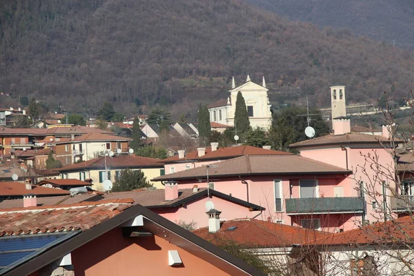 Vista Città Con Montagne Cielo Azzurro Nel Nord Italia — Foto Stock