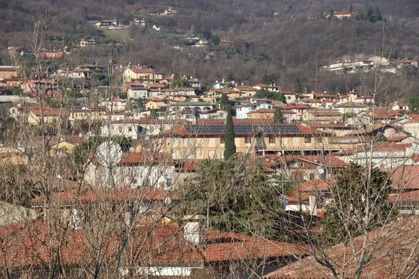 北イタリアの山と青空を望む街の風景 — ストック写真