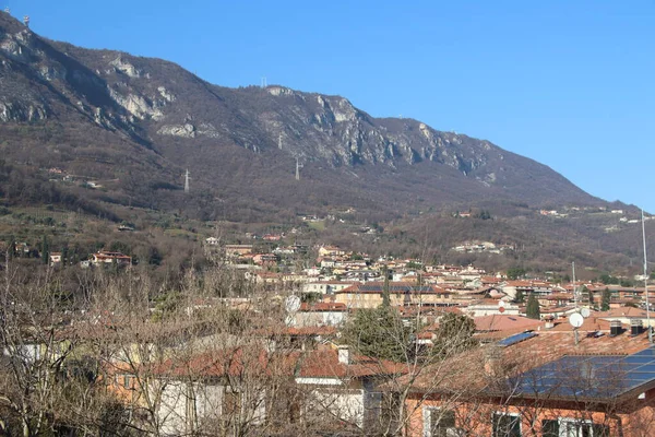 意大利北部有高山蓝天的城镇景观 — 图库照片