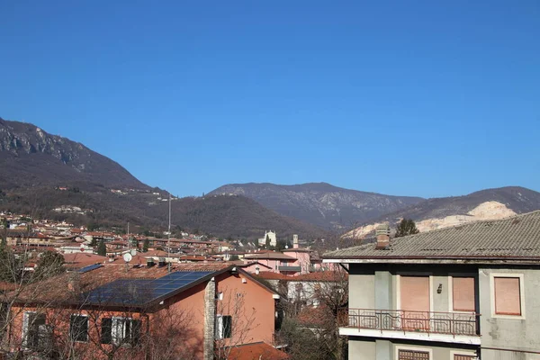 意大利北部有高山蓝天的城镇景观 — 图库照片