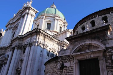  Kuzey İtalya 'daki eski ve yeni Brescia katedralinin manzarası
