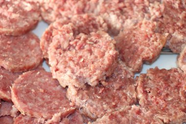 Tabakta pişirilmiş salam dilimleri