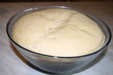 Büyük bir kasede hamur mayası, hamur iyi yükseldi..