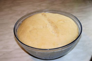 Büyük bir kasede hamur mayası, hamur iyi yükseldi..