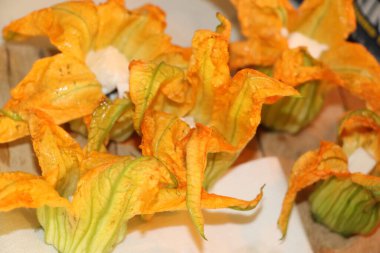 mozzarella ve ançüezli kabak çiçekleri.