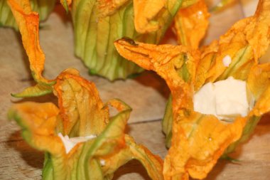 mozzarella ve ançüezli kabak çiçekleri.
