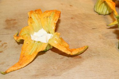 mozzarella ve ançüezli kabak çiçekleri.