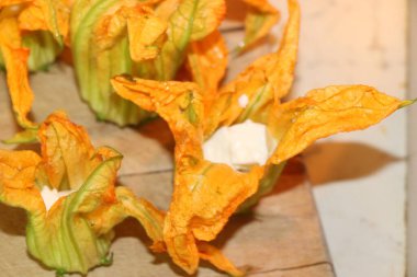 mozzarella ve ançüezli kabak çiçekleri.