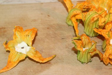 mozzarella ve ançüezli kabak çiçekleri.