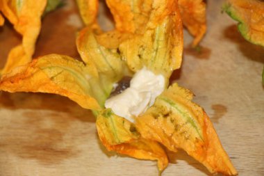 mozzarella ve ançüezli kabak çiçekleri.