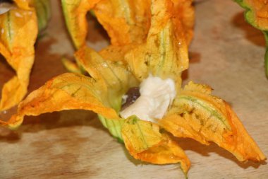 mozzarella ve ançüezli kabak çiçekleri.