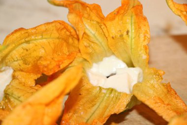 mozzarella ve ançüezli kabak çiçekleri.
