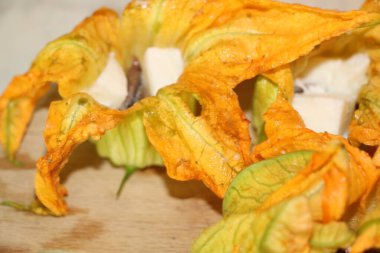 mozzarella ve ançüezli kabak çiçekleri.