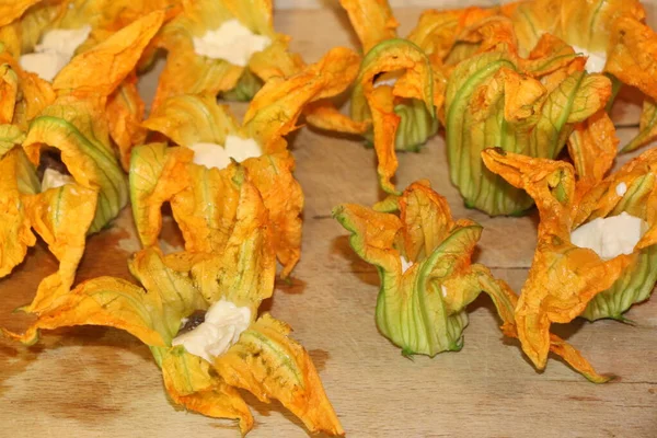 mozzarella ve ançüezli kabak çiçekleri.