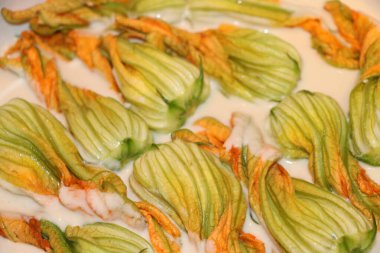 mozzarella ve ançüezli kabak çiçekleri.