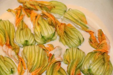 mozzarella ve ançüezli kabak çiçekleri.