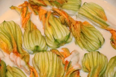 mozzarella ve ançüezli kabak çiçekleri.