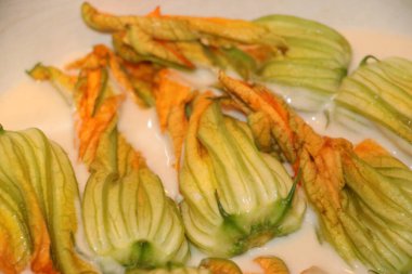 mozzarella ve ançüezli kabak çiçekleri.