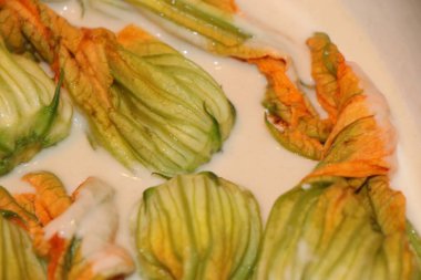 mozzarella ve ançüezli kabak çiçekleri.