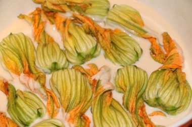 mozzarella ve ançüezli kabak çiçekleri.