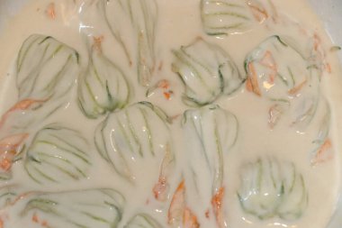 mozzarella ve ançüezli kabak çiçekleri.