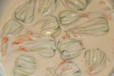 mozzarella ve ançüezli kabak çiçekleri.