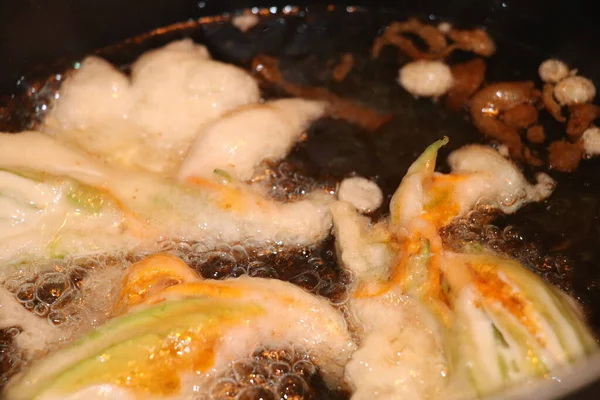 Persiapan Bunga Zucchini Dalam Adonan Dengan Mozzarella Dan Teri — Stok Foto