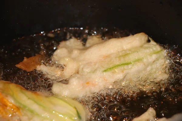 Persiapan Bunga Zucchini Dalam Adonan Dengan Mozzarella Dan Teri — Stok Foto